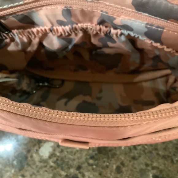 LUG FLARE - BLUSH PINK. NWOT. HEART COIN PURSE. NWT - Picture 3 of 6